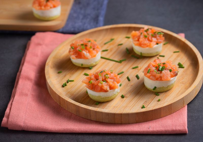 Blinis de salmo com creme de limo siciliano e ervas