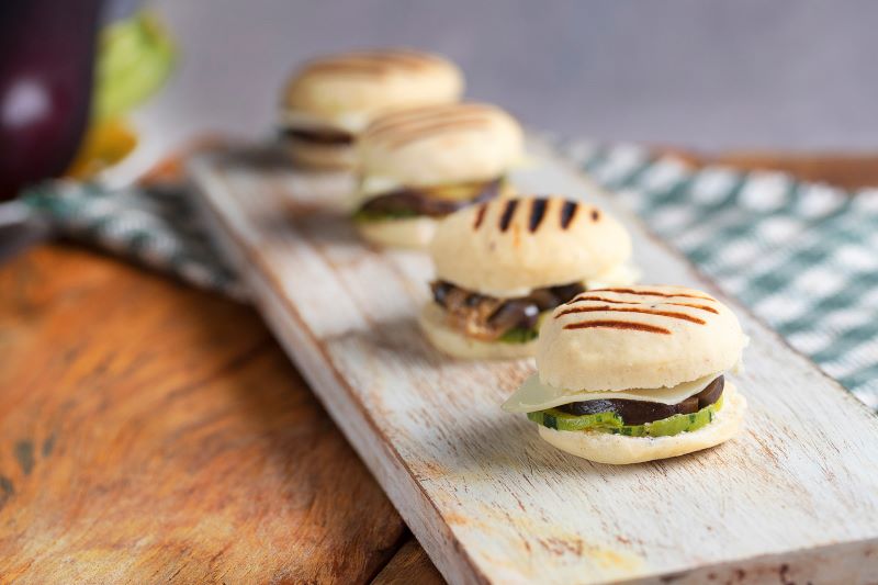 Paninni de azeitonas com legumes grelhados e queijo margherita